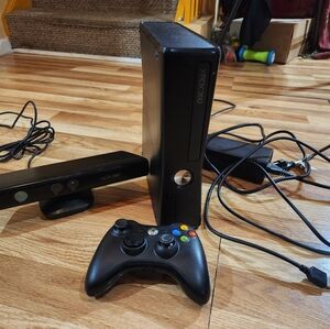 Xbox 360 (Slim) w/Kinect & 3 games